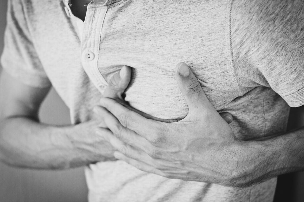 위산이 식도로 역류하여 염증을 일으키는 질환인 역류성 식도염의 주요 증상 중 하나인 가슴 통증 때문에 가슴을 부여잡고 있는 남자가 나타난다. 이 정도의 통증을 느낀다면 곧바로 병원에 내원하여 적절한 검사를 받아야 한다.